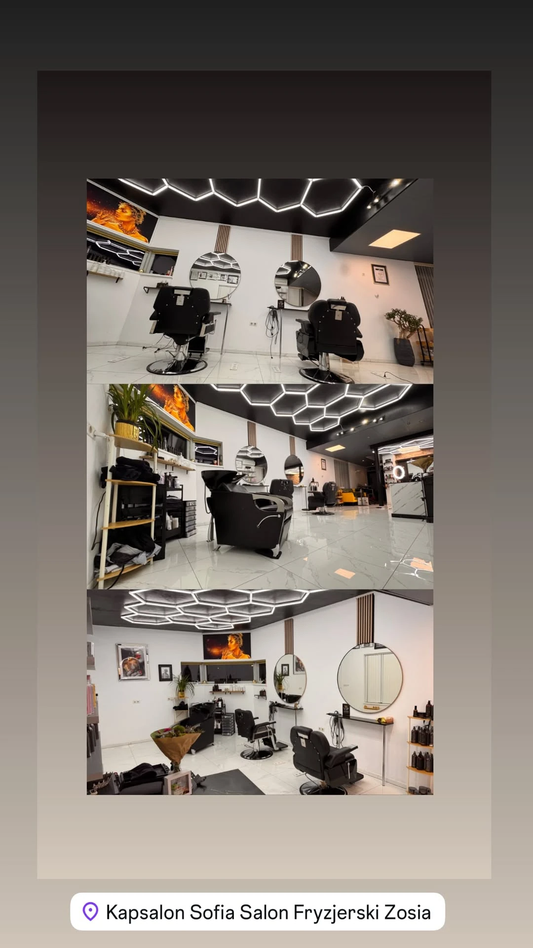 De salon met ronde spiegels, zwarte stoelen en geometrische plafondverlichting