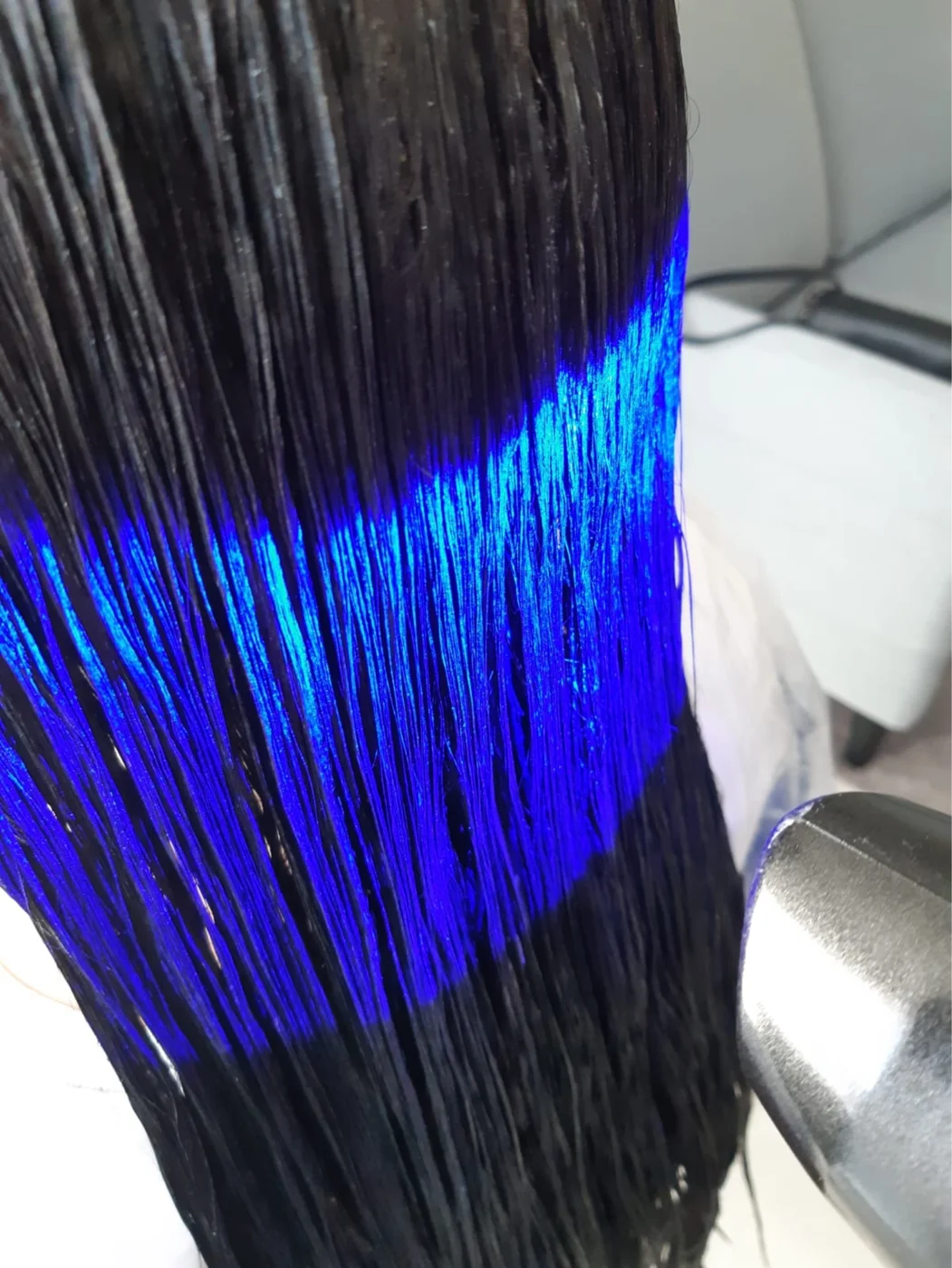 Een kijkje tijdens een haarbehandeling.